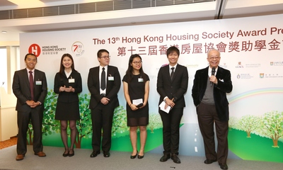 HKHS Chairman Marco Wu shares experience with students at the Award Presentation Ceremony, encouraging them to make good use of their knowledge to contribute to society.
